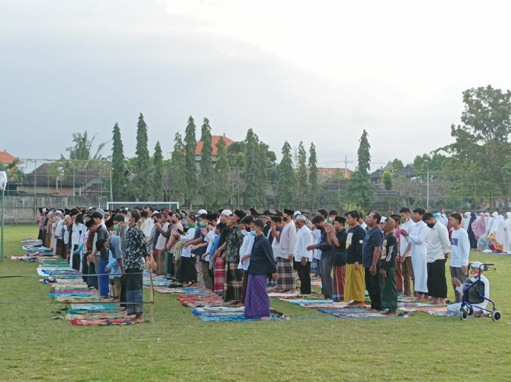 Antusias Masyarakat Ikuti Sholat Idul Adha 1443 Hijriah di Desa Dalung